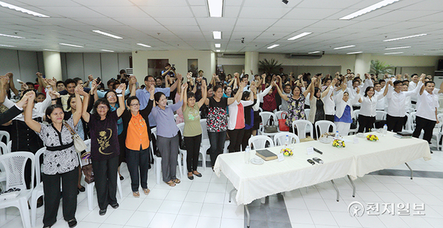 2015년 5월 22일 마닐라의 필리핀성서협회에서 ‘마태복음 24장 주 재림과 말세의 징조’ 주제의 성경토론 모임이 진행된 가운데 참석자들이 토론 후 손을 잡고 기념사진을 촬영하고 있다. (제공: HWPL) ⓒ천지일보 2021.10.3