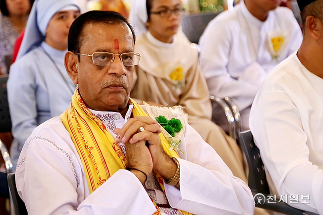 2015년 5월 23일 범종교 경서모임에서 마닐라 힌두교사원 담당 성직자 아쉰 라크나니가 두 손을 모으고 이 대표의 발제를 경청하고 있다. (제공: HWPL) ⓒ천지일보 2021.10.3