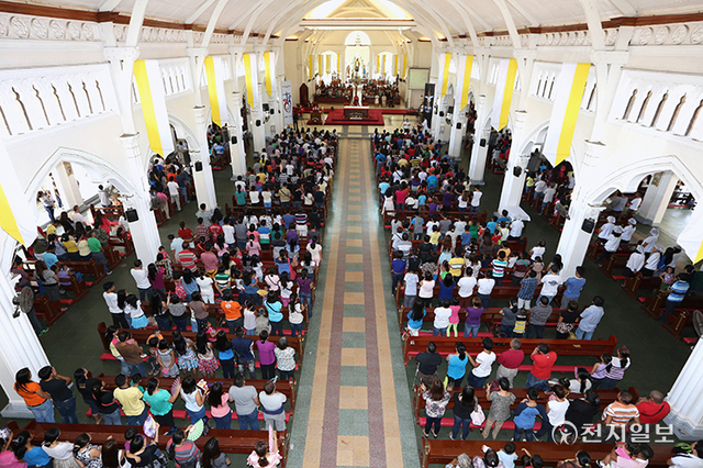 2015년 5월 24일 필리핀 민다나오 카가얀데오로의 성 어거스틴 성당에서 레데스마 대주교가 집전한 미사에 이 대표가 초청돼 평화 메시지를 전한 가운데 필리핀 가톨릭 신자들이 경청하고 있다. ⓒ천지일보 2021.10.3