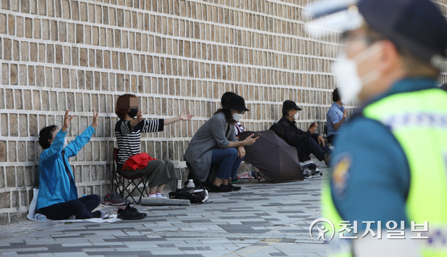 [천지일보=남승우 기자] 개천절인 3일 서울 중구 덕수궁 돌담길에서 전광훈 목사가 이끄는 사랑제일교회 교인들이 유튜브 생중계를 보며 야외예배를 드리고 있다.앞서 서울시는 개천절 연휴 기간 집회를 전면 금지하겠다고 밝혔다. 하지만 법원은 개천절 연휴 집회를 전면 금지한 시의 결정의 효력을 일부 정지하고 제한적으로 집회를 허용했다. 법원은 2~4일 오후 4시부터 6시까지 총 50명 이내에 한정해 집회를 허용하고, 이를 초과하는 범위의 집회에 대해서는 금지 처분을 유지했다. ⓒ천지일보 2021.10.3