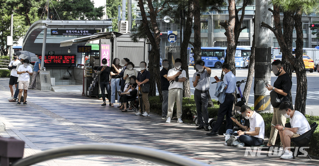 해외 명품 브랜드의 가격 인상이 이어지고 있는 가운데 17일 오전 서울 중구 신세계백화점 본점 명품관을 찾은 시민들이 백화점에 들어가기 위해 줄을 서고 있다. (출처: 뉴시스)