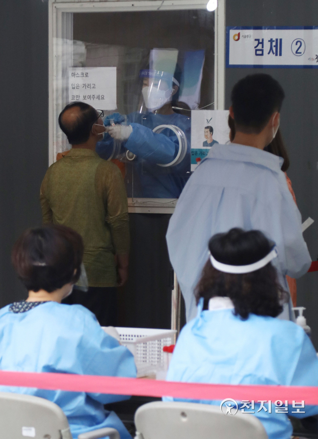 [천지일보=남승우 기자] 개천절 연휴 마지막날인 4일 오전 서울역 광장 임시 선별검사소에서 시민들이 코로나19 검사를 받고 있다.방역당국에 따르면 이날 0시 기준 신종 코로나바이러스 감염증(코로나19) 신규 확진자는 1673명으로 집계되면서 11일 만에 2000명 아래로 내려갔다. ⓒ천지일보 2021.10.4
