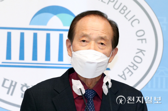 [천지일보=박준성 기자] 국민의힘 장기표 대선 경선후보가 14일 서울 여의도 국회 소통관에서 ‘이재명 경기지사의 대장동 개발사업 특혜 의혹’ 관련 기자회견을 하고 있다. ⓒ천지일보 2021.9.14