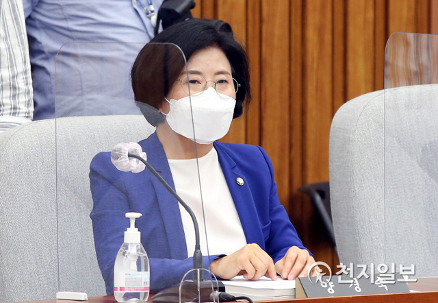 [천지일보=박준성 기자] 더불어민주당 양경숙 의원이 15일 서울 여의도 국회에서 열린 중앙선거관리위원회 위원 선출에 관한 인사청문특별위원회 전체회의에 참석하고 있다. (제공: 국회) ⓒ천지일보 2020.9.15