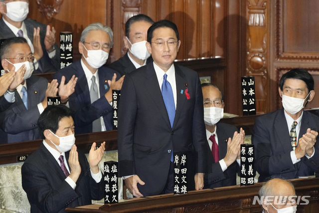 4일 일본 도쿄 중의원에서 기시다 후미오 자민당 총재(가운데)가 일본 총리로 지명된 후 박수를 받고 있다. (출처: 뉴시스)