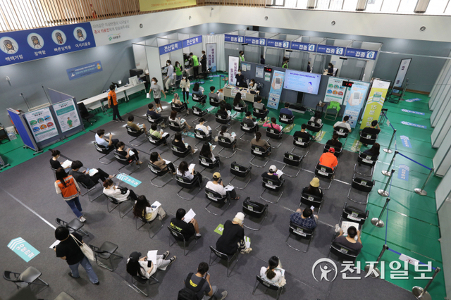[천지일보=남승우 기자] 시민들이 27일 오후 서울 서대문구 북아현문화체육센터에 마련된 코로나19 예방접종센터에서 백신 접종을 마친 뒤 이상반응 경과를 살펴보고 있다. ⓒ천지일보 2021.9.27