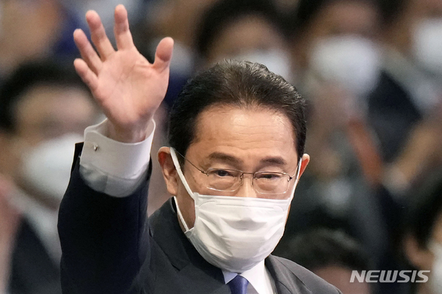 기시다 후미오 전 일본 외무상이 9월 29일 도쿄에서 열린 자민당 당 총재 선거에서 승리한 후 손을 흔들고 있다. 기시다 총재는 오는 4일 소집되는 임시 국회에서 차기 총리로 선출된다. (출처: 뉴시스)