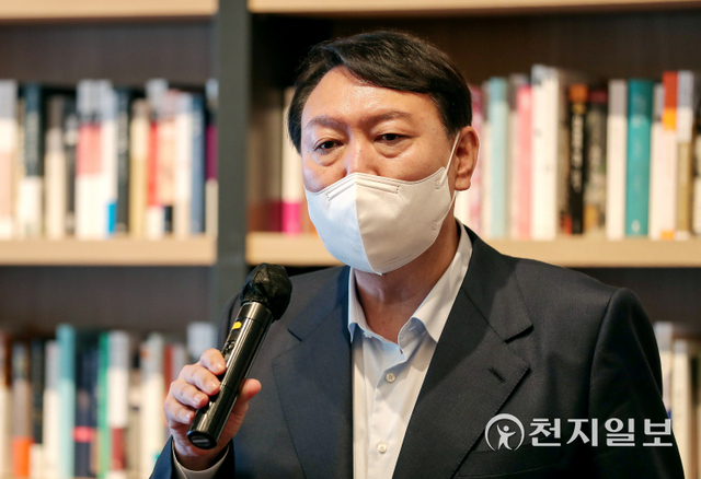[천지일보=박준성 기자] 국민의힘 윤석열 대선 경선 예비후보가 3일 서울 강남구 최인아책방에서 열린 청년위원회 임명장 수여식에서 인사말을 하고 있다. (제공: 윤석열 캠프) ⓒ천지일보 2021.10.3