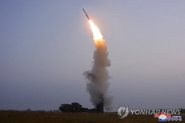 (평양 조선중앙통신=연합뉴스) 북한이 지난달 30일 신형 반항공미사일을 시험발사했다고 밝혔다. 조선중앙통신은 1일 