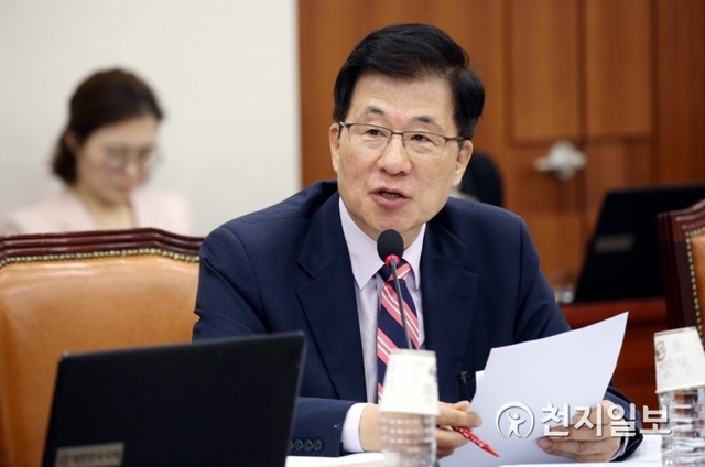 [천지일보=박준성 기자] 4일 서울 여의도 국회에서 열린 국회 교육위원회의 교육부 국정감사에서 더불어민주당 신경민 의원이 한국대학교육협의회 김헌영 회장에게 질의하고 있다. ⓒ천지일보 2019.10.4