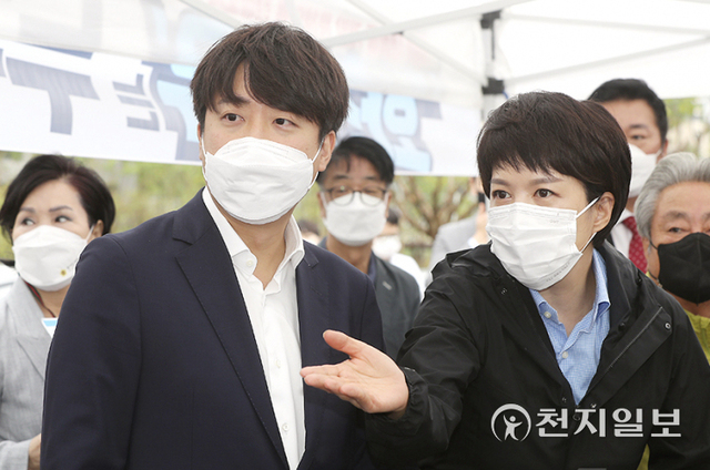 [천지일보=박준성 기자] 국민의힘 이준석 대표와 김은혜 의원이 29일 경기 성남시 판교대장동 개발 특혜의혹 진상조사를 위해 판교대장동 일대를 방문해, 원주민들과 간담회를 갖고 있다. (제공: 국민의힘) ⓒ천지일보 2021.9.29