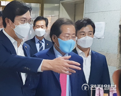 [천지일보 진주=최혜인 기자] 국민의힘 홍준표 대선 경선 예비후보가 4일 경남 진주시 소재 강민국 국회의원 사무실을 방문하고 있다.홍준표는 “내 고향인 경남에서 도지사까지 역임했던 충분히 검증되고 준비된 저를 도와달라”고 당부했다. ⓒ천지일보 2021.10.4