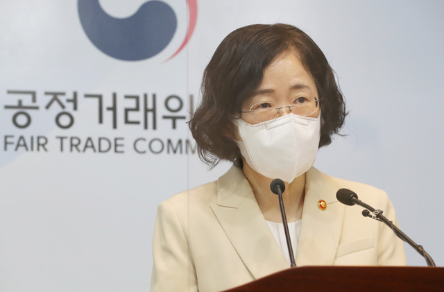 조성욱 공정거래위원장이 14일 오전 세종시 정부세종청사에서 구글엘엘씨 등의 안드로이드 OS 관련 시장지배적 지위 남용 행위 제재와 관련해 브리핑하고 있다. (출처: 연합뉴스)