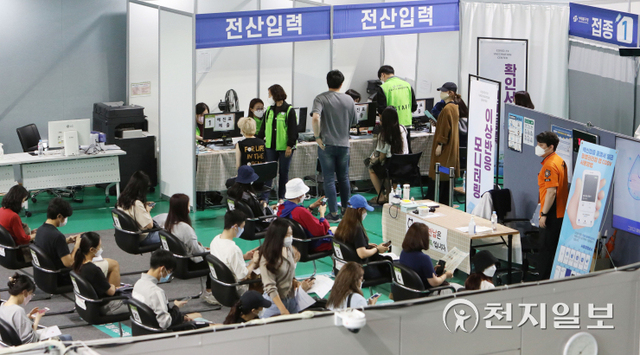[천지일보=남승우 기자] 16~17세 소아청소년에 대한 신종 코로나바이러스 감염증(코로나19) 백신 접종 및 60대 이상 고령층에 대한 ‘부스터샷(추가접종)’ 사전 예약이 시작된 5일 오전 서울 서대문구 북아현문화체육센터에 마련된 코로나19 백신 예방접종센터에서 접종을 마친 시민들이 이상반응 경과를 살펴보고 있다. ⓒ천지일보 2021.10.5