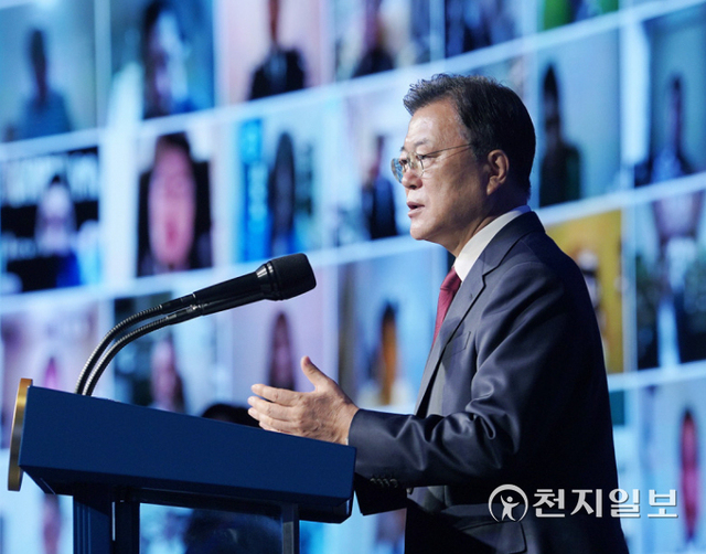 [천지일보=박준성 기자] 문재인 대통령이 5일 서울 그랜드 워커힐호텔에서 열린 제15회 세계한인의 날 기념식에서 기념사를 하고 있다. (제공: 청와대) ⓒ천지일보 2021.10.5