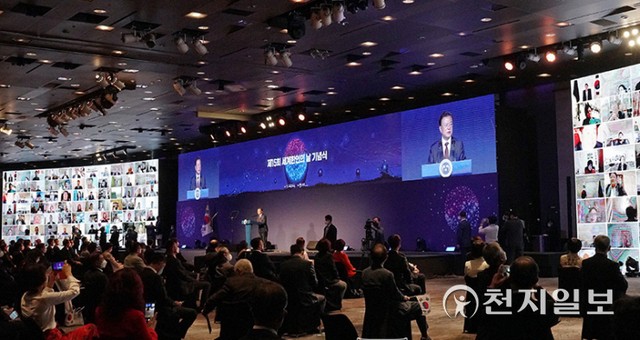 [천지일보=박준성 기자] 문재인 대통령이 5일 서울 그랜드 워커힐호텔에서 열린 제15회 세계한인의 날 기념식에서 기념사를 하고 있다. (제공: 청와대) ⓒ천지일보 2021.10.5