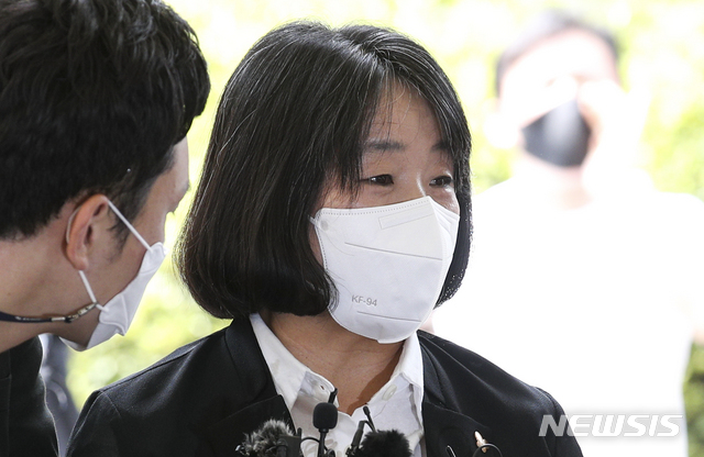 [서울=뉴시스] 정의기억연대(정의연) 이사장 활동 당시 기부금을 횡령한 혐의 등으로 재판에 넘겨진 윤미향 무소속 의원이 11일 오후 서울 마포구 서울서부지방법원에서 열린 첫 공판에 출석하며 취재진의 질문에 답하고 있다. 2021.08.11.