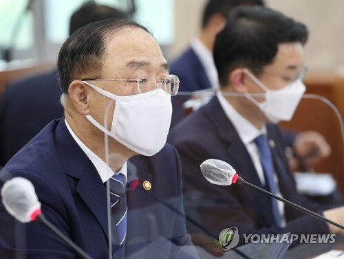 홍남기 경제부총리 겸 기획재정부 장관이 5일 국회 기획재정위원회의 기획재정부 국정감사에서 답변하고 있다. (출처: 연합뉴스)