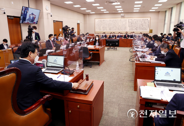 [천지일보=박준성 기자] 5일 오전 서울 여의도 국회에서 열린 국회 법제사법위원회 전체회의 법무부 등에 대한 2021 국정감사에서 박광온 법사위원장이 의사봉을 두드리고 있다. (제공: 국회) ⓒ천지일보 2021.10.5