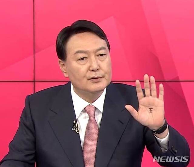 국민의힘 대권주자인 윤석열 전 검찰총장의 지난 1일 MBN주최 국민의힘 대선경선 TV토론회 모습. (출처 뉴시스, 유튜브 캡쳐)