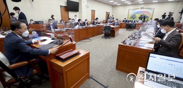 [천지일보=박준성 기자] 5일 서울 여의도 국회에서 열린 정무위원회의 공정거래위원회·한국소비자원·한국공정거래조정원 등에 대한 국정감사에서 윤재옥 위원장이 의사봉을 두드리고 있다. (제공: 국회) ⓒ천지일보 2021.10.5