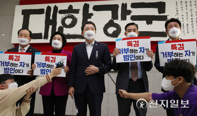 [천지일보=박준성 기자] 성일종 국방위 국민의힘 간사를 비롯한 의원들이 5일 서울 용산구 국방부 대회의실에서 열린 국회 국방위원회의 국방부 등에 대한 국정감사의 파행과 관련해 기자회견을 하고 있다. 이날 오전 국방위 국정감사는 대장동 개발 의혹을 둘러싼 공방과 피켓 등으로 파행을 겪고 있다. (제공: 국회) ⓒ천지일보 2021.10.5