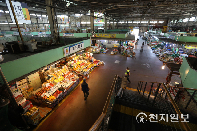 [천지일보=남승우 기자] 신종 코로나바이러스 감염증(코로나19) 집단담염이 발생한 서울 마포농수산물시장이 5일 한산한 모습을 보이고 있다.서울시에 따르면 마포구 소재 시장 종사자 1명이 지난달 25일 최초 확진 후, 이달 3일까지 40명이 추가 확진되고, 4일에 5명이 추가 확진됐다. 관련 확진자는 총 46명이며 모두 서울시 확진자다. 접촉자를 포함해 총 705명에 대해 검사했고 최초 확진자를 제외하고, 양성 45명, 음성 559명, 나머지는 검사 중이다. ⓒ천지일보 2021.10.5
