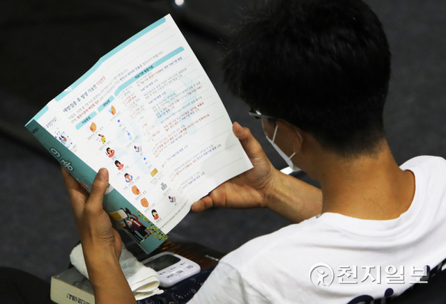 [천지일보=남승우 기자] 16~17세 소아청소년에 대한 신종 코로나바이러스 감염증(코로나19) 백신 접종 및 60대 이상 고령층에 대한 ‘부스터샷(추가접종)’ 사전 예약이 시작된 5일 오전 서울 서대문구 북아현문화체육센터에 마련된 코로나19 백신 예방접종센터에서 접종을 마친 시민이 이상반응 경과를 살펴보고 있다. ⓒ천지일보 2021.10.5