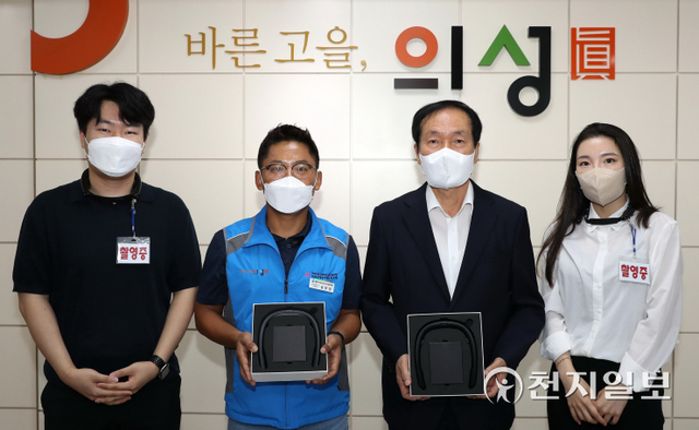 김주수 의성군수(오른쪽 두 번째)가 악성 민원인의 폭언·폭행으로부터 직원들을 보호하기 위해 ‘웨어러블 캠’을 도입한다고 5일 밝혔다. (제공: 경북 의성군) ⓒ천지일보 2021.10.5