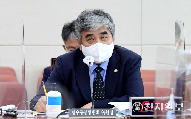 [천지일보=박준성 기자] 5일 서울 여의도 국회에서 열린 과학기술정보방송통신위원회의 방송통신위원회 국정감사에서 한상혁 방송통신위원장이 의원 질의에 답하고 있다. (제공: 국회) ⓒ천지일보 2021.10.5