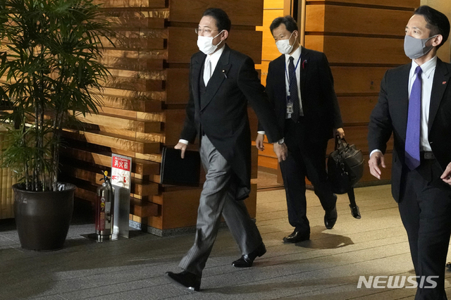 [도쿄(일본)=AP/뉴시스]4일 기시다 후미오 일본 총리가 도쿄 총리 관저에서 일왕의 거처인 고쿄에서 열리는 임명식에 참석하기 위해 떠나고 있다. 그는 100대 일본 총리로 취임하고 새로운 내각을 출범했다 2021.10.04.