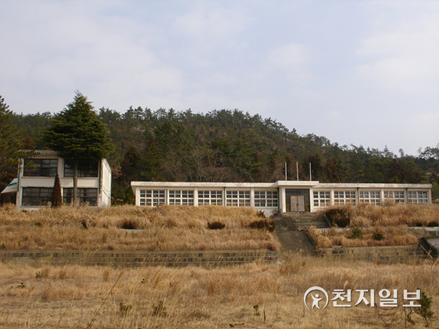 두봉초등학교 전경. (제공: 신안군) ⓒ천지일보 2021.10.6
