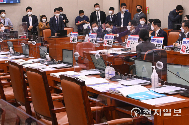 [천지일보=박준성 기자] 5일 서울 여의도 국회에서 열린 농림축산식품해양수산위원회의 농림축산식품부에 대한 국정감사에서 국민의힘 의원들의 자리에 '판교 대장동 게이트 특검 수용'을 촉구하는 손팻말이 붙어 있다. (제공: 국회) ⓒ천지일보 2021.10.5