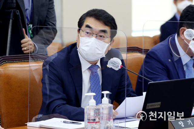 [천지일보=박준성 기자] 더불어민주당 양기대 의원이 12일 서울 여의도 국회에서 열린 행정안전위원회의 인사혁신처, 공무원연금공단에 대한 국정감사에서 질의를 하고 있다. (제공: 국회) ⓒ천지일보 2020.10.12