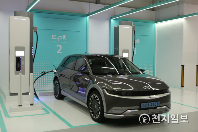 [천지일보=김정필 기자] 을지로 센터원 E-pit에서 아이오닉5 충전하는 모습. ⓒ천지일보 2021.7.25