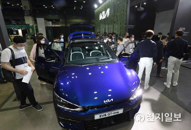 [천지일보=남승우 기자] 9일 오후 서울 강남구 코엑스에서 열린 인터배터리 2021 전시회를 찾은 관람객들이 기아자동차 부스에서 전기차 EV6을 살펴보고 있다. ⓒ천지일보 2021.6.9