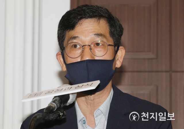 [천지일보=남승우 기자] 진중권 전 동양대 교수가 21일 오전 서울 중구 한국프레스센터에서 열린 ‘윤석열, 대통령 가능성과 한계 토론회’에서 기조 발제를 하고 있다. ⓒ천지일보 2021.5.21