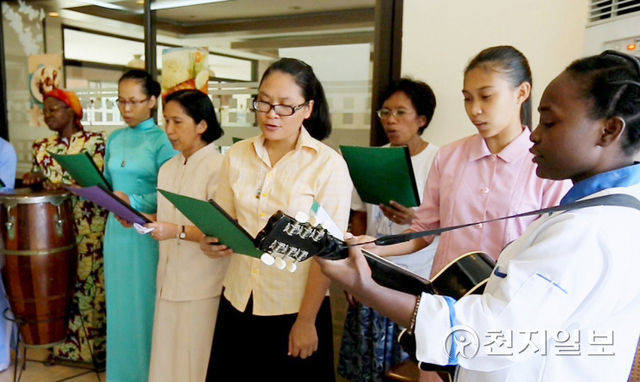 2015년 5월 22일 세계여성평화그룹(IWPG) 회원인 아우다 망가론 수녀(왼쪽에서 세 번째) 등 현지 여성들이 필리핀 마닐라의 신의은총 수녀원에서 한국어로 된 ‘평화의 희망’이라는 노래를 부르고 있다. (제공: HWPL) ⓒ천지일보 2021.10.6