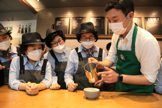 군포시니어센터에서 어르신 바리스타들이 교육을 받고 있다. (제공: 스타벅스)