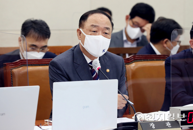 [천지일보=박준성 기자] 홍남기 부총리 겸 기획재정부 장관이 6일 서울 여의도 국회에서 열린 기획재정위원회의 기획재정부(조세정책)에 대한 국정감사에서 의원들의 질의에 답하고 있다. (제공: 국회) ⓒ천지일보 2021.10.6