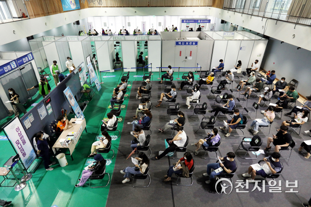 [천지일보=남승우 기자] 16~17세 소아청소년에 대한 신종 코로나바이러스 감염증(코로나19) 백신 접종 및 60대 이상 고령층에 대한 ‘부스터샷(추가접종)’ 사전 예약이 시작된 5일 오전 서울 서대문구 북아현문화체육센터에 마련된 코로나19 백신 예방접종센터에서 접종을 마친 시민들이 이상반응 경과를 살펴보고 있다. ⓒ천지일보 2021.10.5