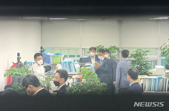 고위공직자범죄수사처 수사관들이 6일 서울 여의도 국회 의원회관에서 '고발사주 의혹' 관련 정점식 국민의힘 의원 사무실을 압수수색하고 있다. (출처: 뉴시스)