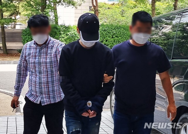 인천의 한 오피스텔에서 말다툼을 하다 흉기로 친구를 찔러 숨지게 한 20대 남성이 구속 전 피의자 심문(영장실질심사)을 받기 위해 지난 5월 24일 오후 인천지법에 모습을 드러냈다. (출처: 뉴시스)