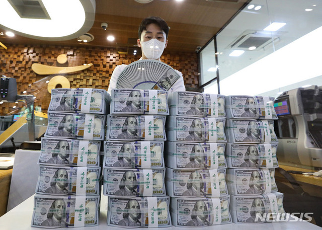 [서울=뉴시스] 한국은행이 3일 발표한 '2021년 8월 외환보유액'에 따르면 지난달 말 우리나라의 외환보유액은 4,639억3,000만 달러로 한 달 사이 52억5,000만 달러 증가했다. 직전 역대 최대 기록이었던 지난 7월(4586억8000만달러)를 넘어섰다. 우리나라 외환보유액은 올해 4월과 5월, 7월에 이어 8월까지 연달아 사상 최대 기록을 갈아치웠다. 이날 서울 하나은행 위변조대응센터에서 직원이 달러를 검수하고 있다.