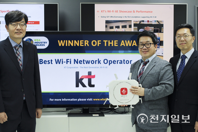 서영수 KT 네트워크연구기술본부 상무(왼쪽), 이동준 액세스망기술3팀장(오른쪽), 김우태 인프라연구소 서비스딜리버리네트워크TF장이 기념 촬영을 하고 있다. (제공: KT) ⓒ천지일보 2021.10.6