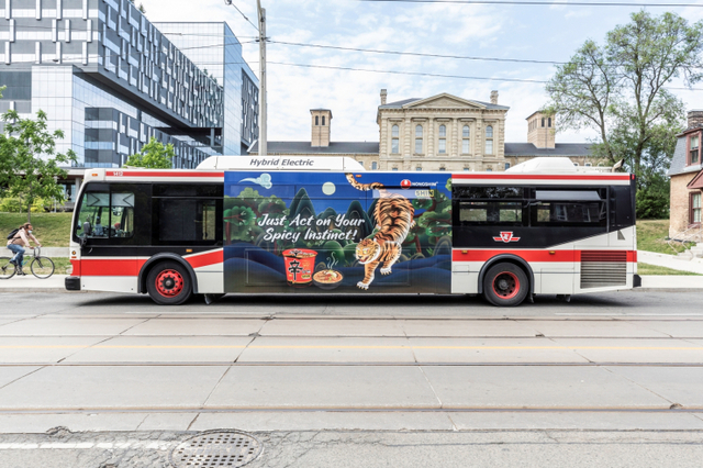 캐나다에서 진행된 신라면 버스 광고. (제공: 농심)