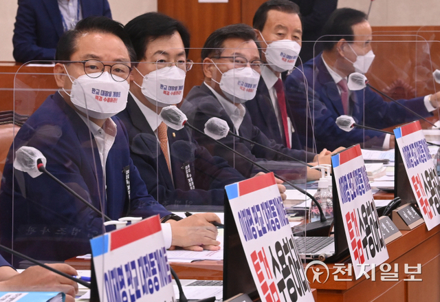 [천지일보=박준성 기자] 5일 서울 여의도 국회에서 열린 농림축산식품해양수산위원회의 농림축산식품부에 대한 국정감사에서 국민의힘 의원들의 자리에 '판교 대장동 게이트 특검 수용'을 촉구하는 손팻말이 붙어 있다. (제공: 국회) ⓒ천지일보 2021.10.5