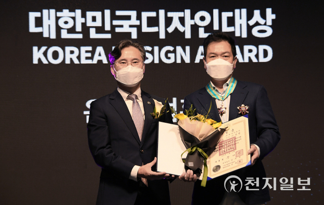 현대자동차가 6일 서울 서초구 aT센터에서 열린 제23회 대한민국디자인대상 시상식에서 이상엽 전무가 은탑산업훈장을 받았다고 밝혔다. 사진은 대한민국디자인대상 시상식 현장에서 기념촬영을 하고 있는 박진규 산업통상자원부 1차관(왼쪽)과 이상엽 전무(오른쪽).(제공: 현대자동차) ⓒ천지일보 2021.10.6