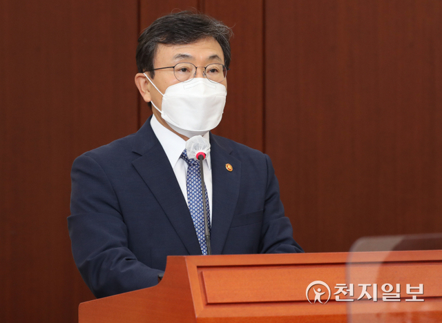 [천지일보=박준성 기자] 6일 서울 여의도 국회에서 열린 보건복지위의 국정감사에 출석한 권덕철 보건복지부 장관이 업무보고를 하고 있다. (제공: 국회) ⓒ천지일보 2021.10.6