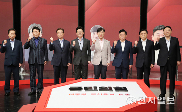 [천지일보=박준성 기자] 국민의힘 대선 경선 예비후보들이 26일 서울 상암동 채널A 스튜디오에서 열린 방송토론회 전 기념촬영을 하고 있다. 왼쪽부터 홍준표, 안상수, 최재형, 유승민, 하태경, 원희룡, 황교안, 윤석열 후보. (제공: 국민의힘) ⓒ천지일보 2021.9.26